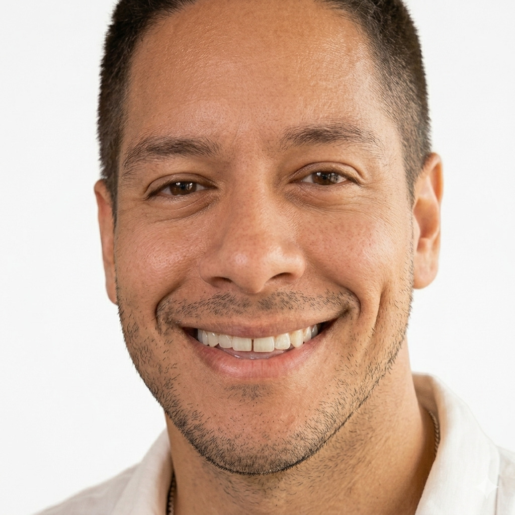 Aldo Pancardo, fundador de OÍDA, sonriendo a la cámara